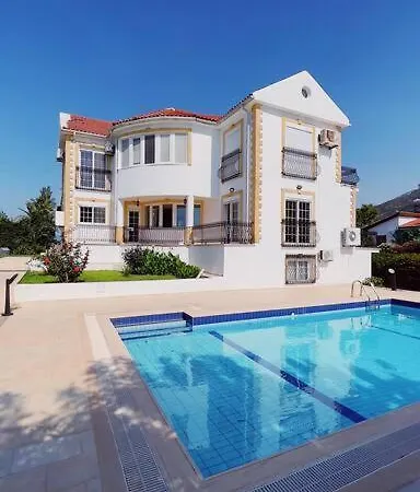 빌라 Tropical Mountain With Pool & Sea View